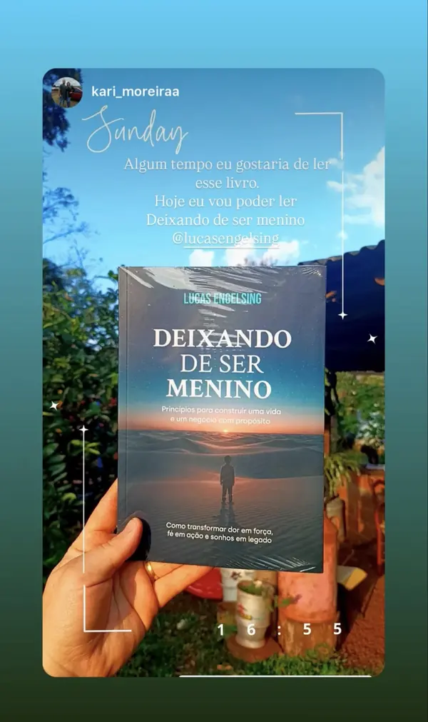 Leitora segurando o exemplar recém-chegado